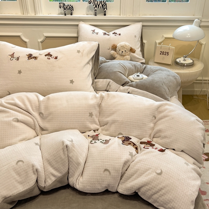 91家纺网 家纺一手货源 找家纺 凯罗 2025新款亲肤舒适牛奶绒雕花印加绣卡通绣花四件套 淘气的小狗