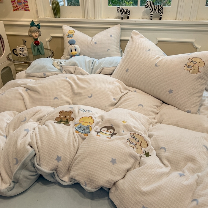 91家纺网 家纺一手货源 找家纺 凯罗 2025新款亲肤舒适牛奶绒雕花印加绣卡通绣花四件套 奇妙玩偶屋