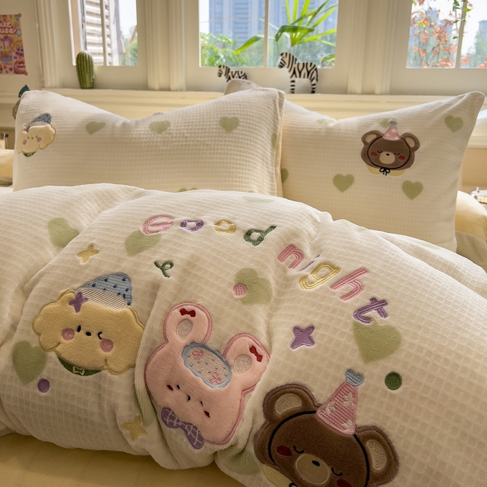 91家纺网 家纺一手货源 找家纺 凯罗 2025新款亲肤舒适牛奶绒雕花印加绣卡通绣花四件套 晚安绒绒仔