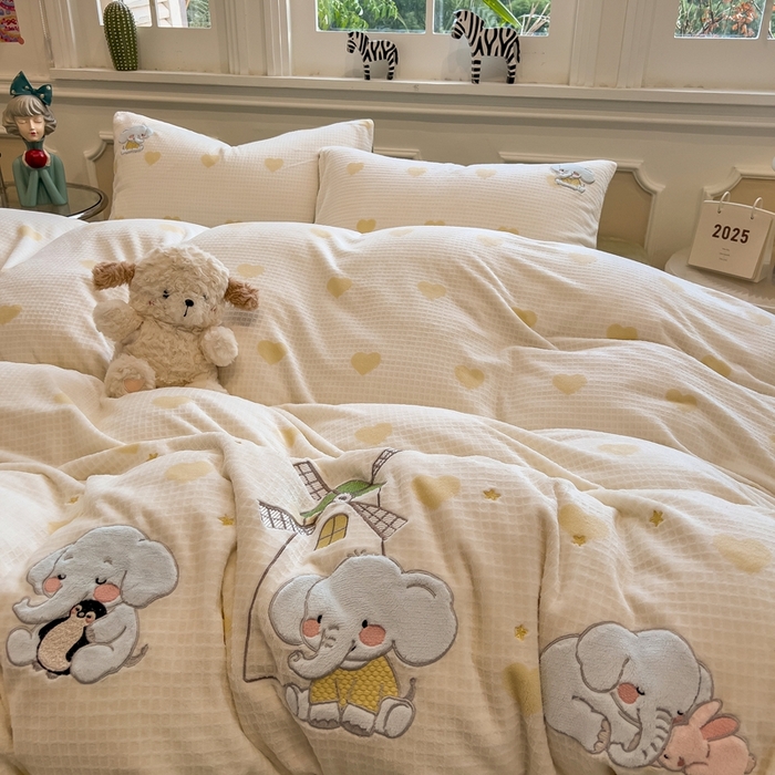 91家纺网 家纺一手货源 找家纺 凯罗 2025新款亲肤舒适牛奶绒雕花印加绣卡通绣花四件套 象象农场