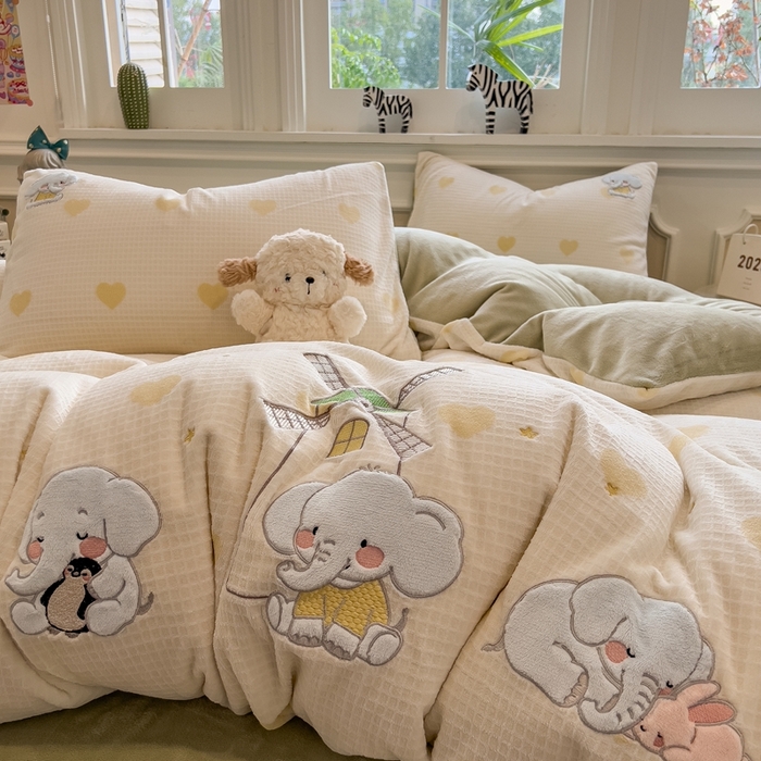 91家纺网 家纺一手货源 找家纺 凯罗 2025新款亲肤舒适牛奶绒雕花印加绣卡通绣花四件套 象象农场