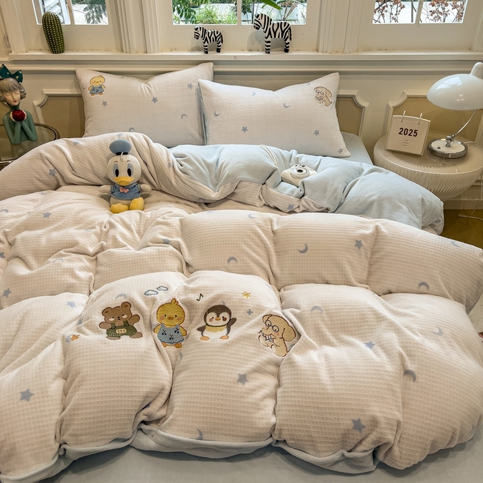 凯罗 2025新款亲肤舒适牛奶绒雕花印加绣卡通绣花四件套 奇妙玩偶屋