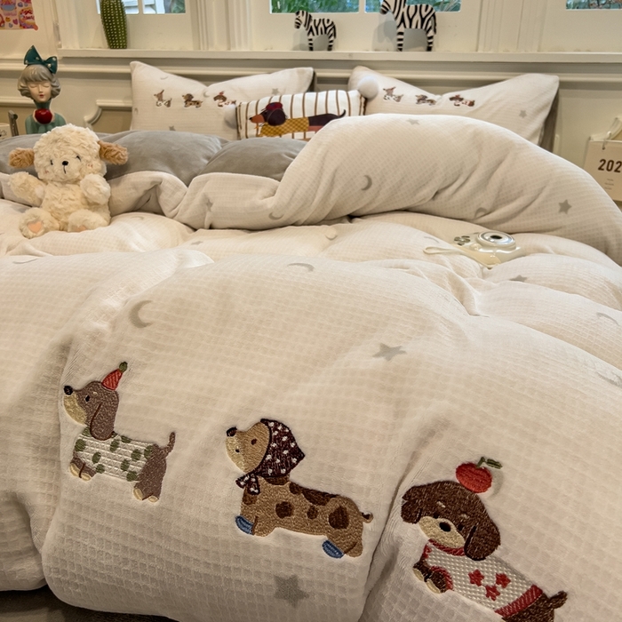 91家纺网 家纺一手货源 找家纺 凯罗 2025新款亲肤舒适牛奶绒雕花印加绣卡通绣花四件套 淘气的小狗