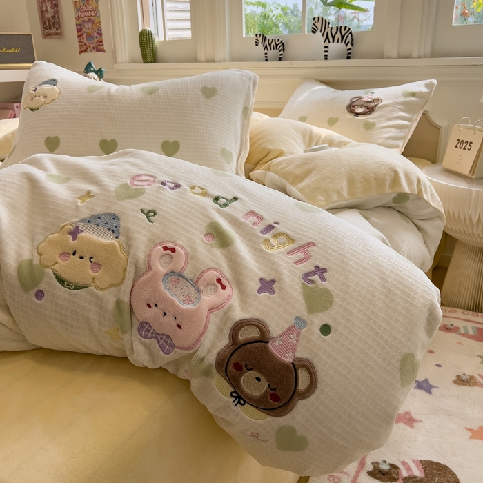 91家纺网 家纺一手货源 找家纺 凯罗 2025新款亲肤舒适牛奶绒雕花印加绣卡通绣花四件套 晚安绒绒仔