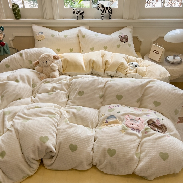 凯罗 2025新款亲肤舒适牛奶绒雕花印加绣卡通绣花四件套 晚安绒绒仔