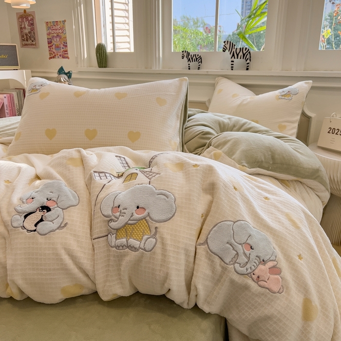 91家纺网 家纺一手货源 找家纺 凯罗 2025新款亲肤舒适牛奶绒雕花印加绣卡通绣花四件套 象象农场