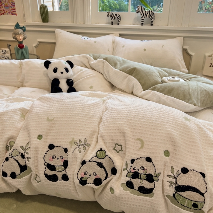 91家纺网 家纺一手货源 找家纺 凯罗 2025新款亲肤舒适牛奶绒雕花印加绣卡通绣花四件套 熊猫乐园