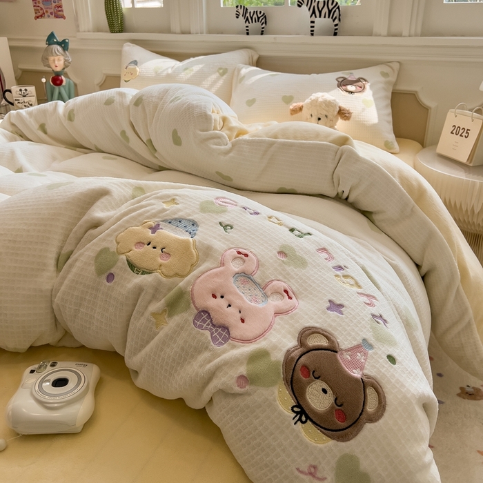 91家纺网 家纺一手货源 找家纺 凯罗 2025新款亲肤舒适牛奶绒雕花印加绣卡通绣花四件套 晚安绒绒仔