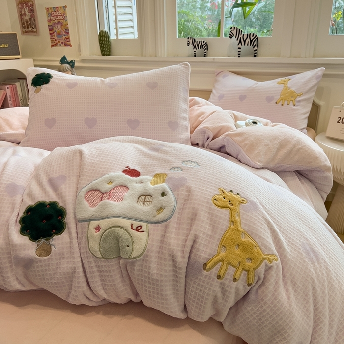 91家纺网 家纺一手货源 找家纺 凯罗 2025新款亲肤舒适牛奶绒雕花印加绣卡通绣花四件套 童话妙妙屋