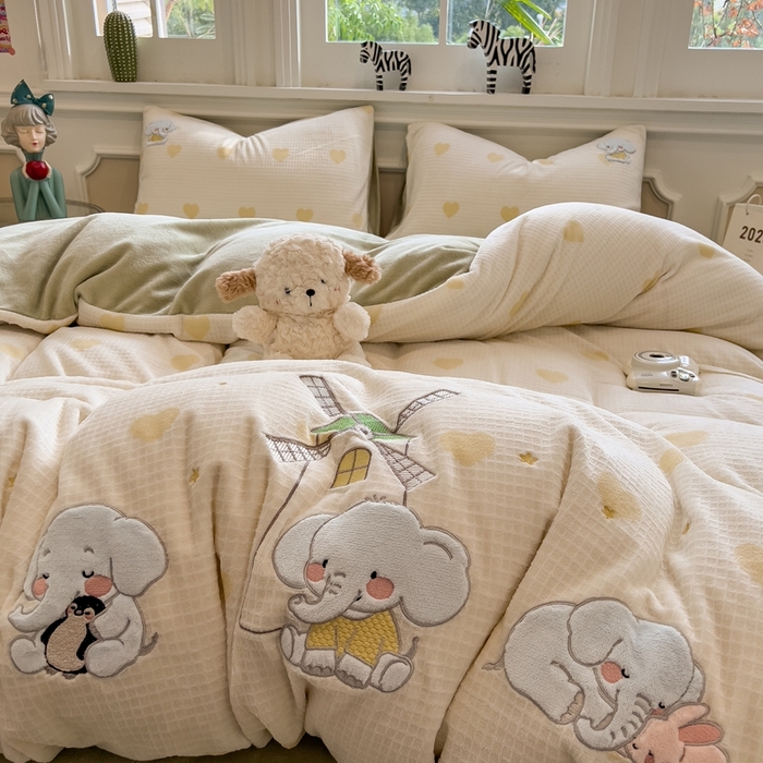 91家纺网 家纺一手货源 找家纺 凯罗 2025新款亲肤舒适牛奶绒雕花印加绣卡通绣花四件套 象象农场