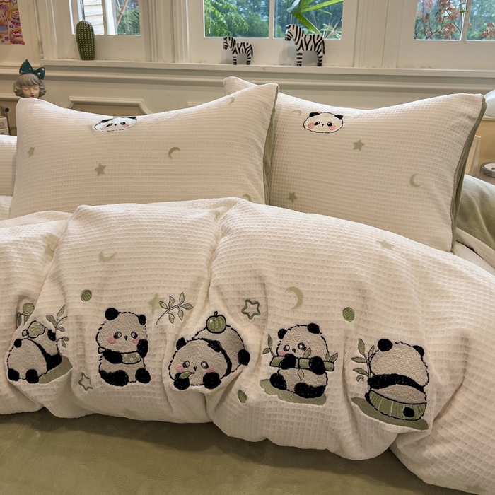 91家纺网 家纺一手货源 找家纺 凯罗 2025新款亲肤舒适牛奶绒雕花印加绣卡通绣花四件套 熊猫乐园