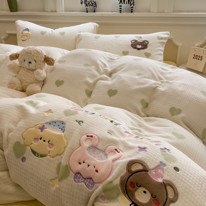 91家纺网 家纺一手货源 找家纺 凯罗 2025新款亲肤舒适牛奶绒雕花印加绣卡通绣花四件套 晚安绒绒仔