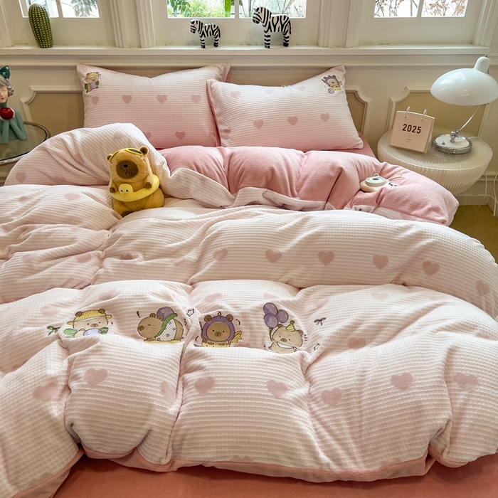 凯罗 2025新款亲肤舒适牛奶绒雕花印加绣卡通绣花四件套 卡皮的葡萄庄园