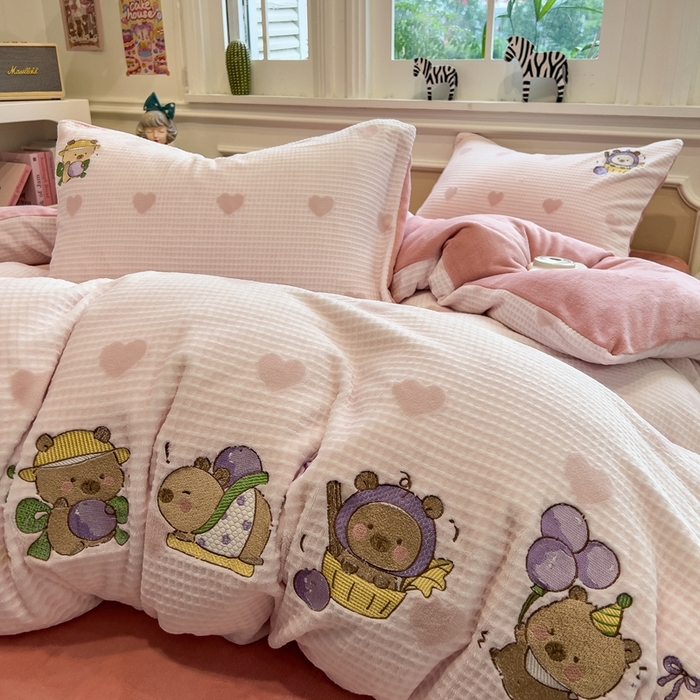 91家纺网 家纺一手货源 找家纺 凯罗 2025新款亲肤舒适牛奶绒雕花印加绣卡通绣花四件套 卡皮的葡萄庄园