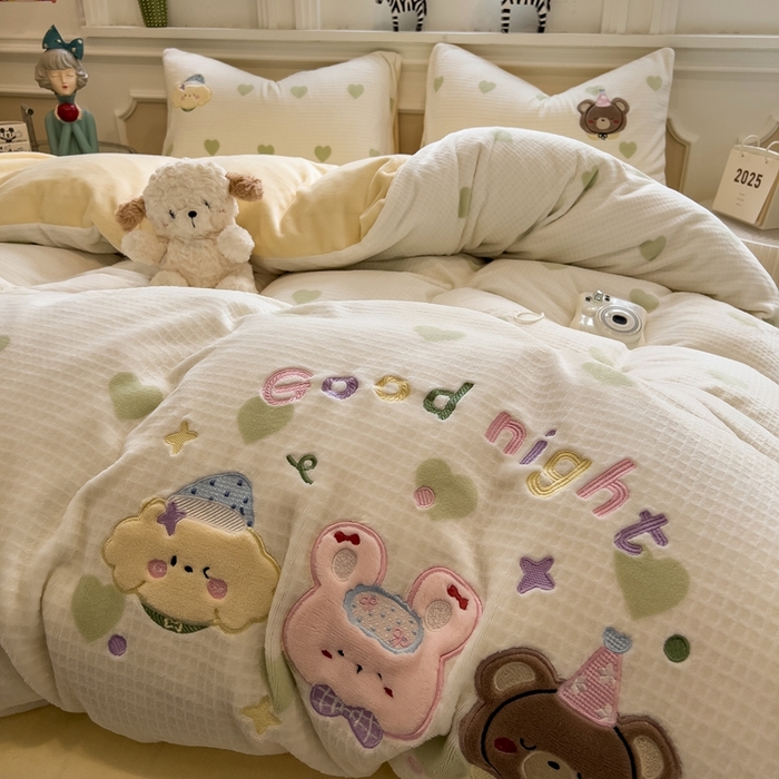 91家纺网 家纺一手货源 找家纺 凯罗 2025新款亲肤舒适牛奶绒雕花印加绣卡通绣花四件套 晚安绒绒仔