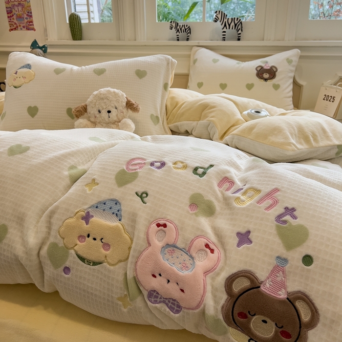 91家纺网 家纺一手货源 找家纺 凯罗 2025新款亲肤舒适牛奶绒雕花印加绣卡通绣花四件套 晚安绒绒仔