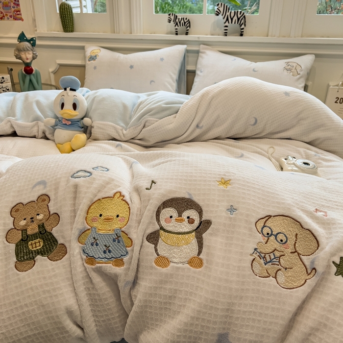 91家纺网 家纺一手货源 找家纺 凯罗 2025新款亲肤舒适牛奶绒雕花印加绣卡通绣花四件套 奇妙玩偶屋