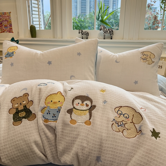 91家纺网 家纺一手货源 找家纺 凯罗 2025新款亲肤舒适牛奶绒雕花印加绣卡通绣花四件套 奇妙玩偶屋