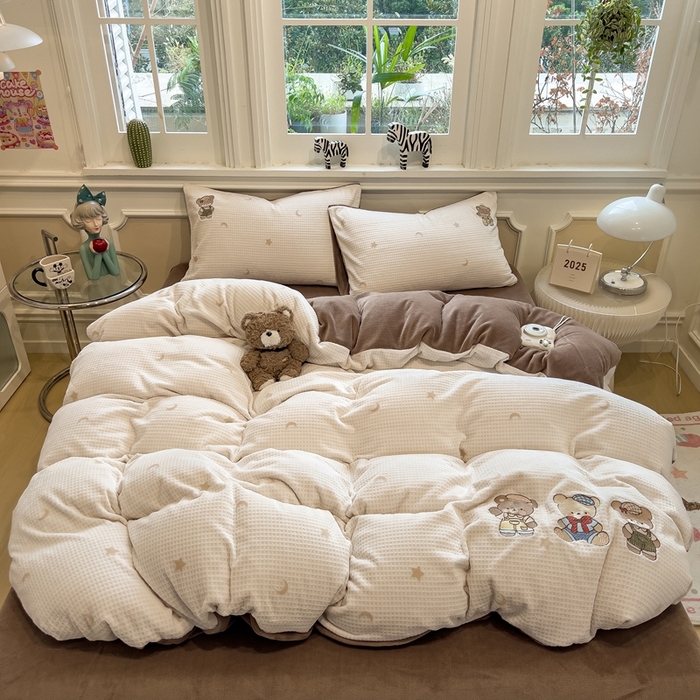 91家纺网 家纺一手货源 找家纺 凯罗 2025新款亲肤舒适牛奶绒雕花印加绣卡通绣花四件套 熊熊玩偶