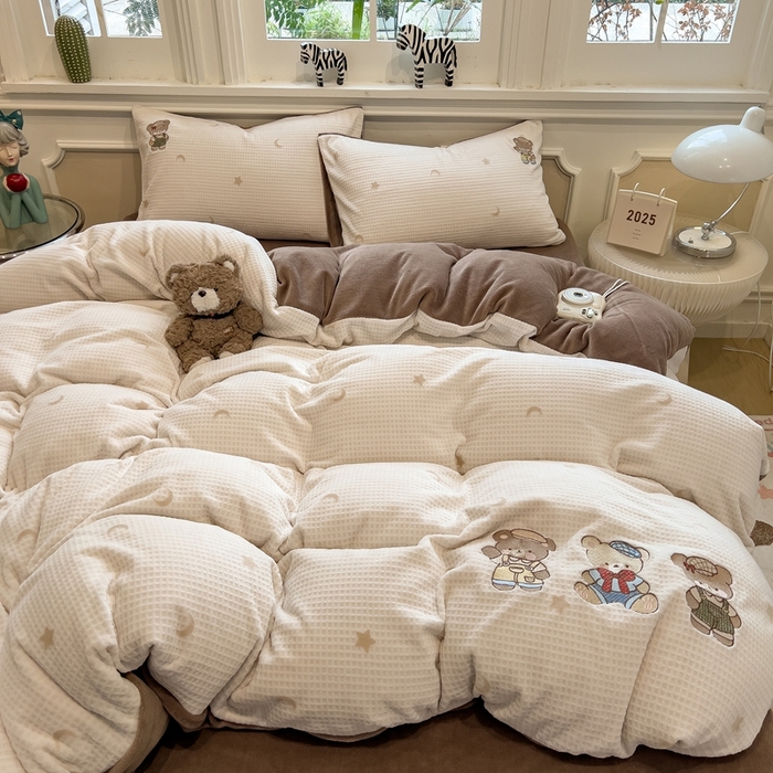 凯罗 2025新款亲肤舒适牛奶绒雕花印加绣卡通绣花四件套 熊熊玩偶