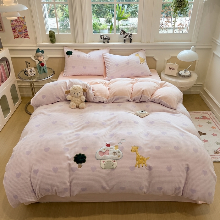 91家纺网 家纺一手货源 找家纺 凯罗 2025新款亲肤舒适牛奶绒雕花印加绣卡通绣花四件套 童话妙妙屋