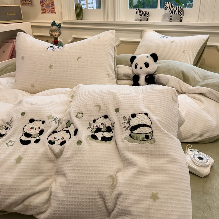 91家纺网 家纺一手货源 找家纺 凯罗 2025新款亲肤舒适牛奶绒雕花印加绣卡通绣花四件套 熊猫乐园