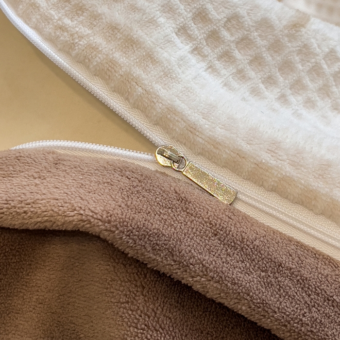 91家纺网 家纺一手货源 找家纺 凯罗 2025新款亲肤舒适牛奶绒雕花印加绣卡通绣花四件套 熊熊玩偶