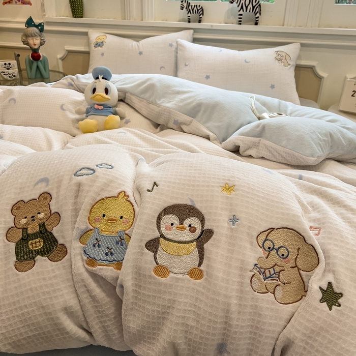 91家纺网 家纺一手货源 找家纺 凯罗 2025新款亲肤舒适牛奶绒雕花印加绣卡通绣花四件套 奇妙玩偶屋