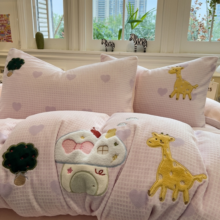 91家纺网 家纺一手货源 找家纺 凯罗 2025新款亲肤舒适牛奶绒雕花印加绣卡通绣花四件套 童话妙妙屋