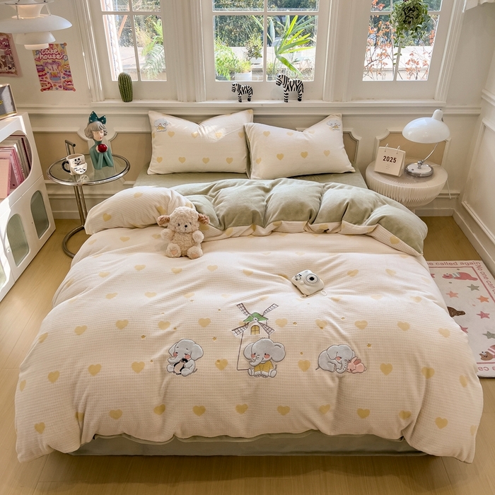 91家纺网 家纺一手货源 找家纺 凯罗 2025新款亲肤舒适牛奶绒雕花印加绣卡通绣花四件套 象象农场