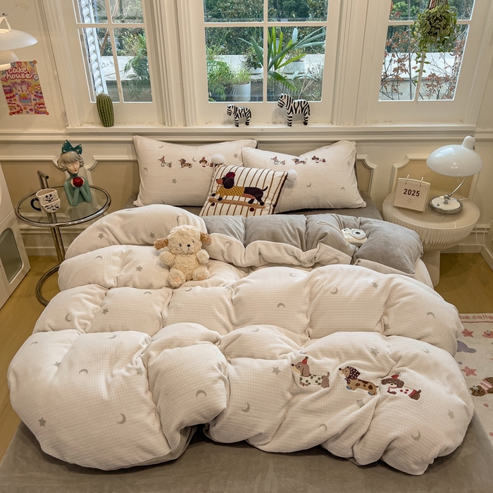 91家纺网 家纺一手货源 找家纺 凯罗 2025新款亲肤舒适牛奶绒雕花印加绣卡通绣花四件套 淘气的小狗