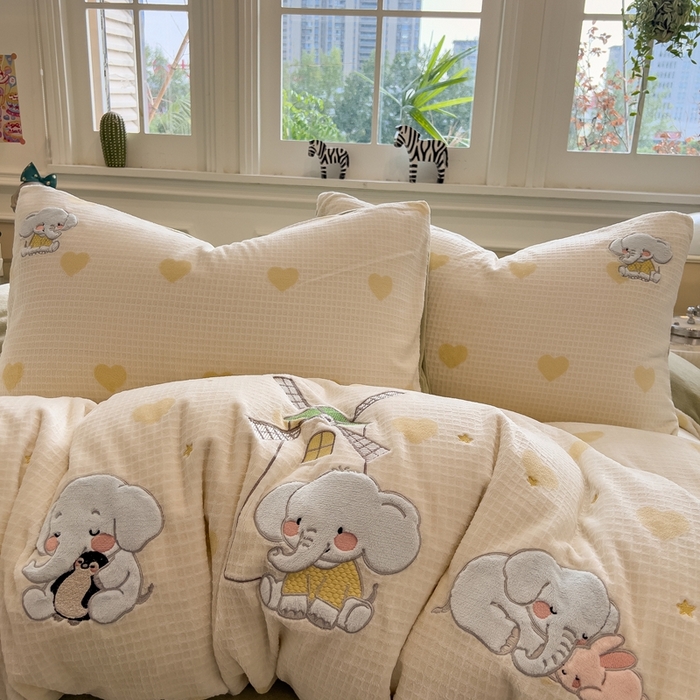 91家纺网 家纺一手货源 找家纺 凯罗 2025新款亲肤舒适牛奶绒雕花印加绣卡通绣花四件套 象象农场