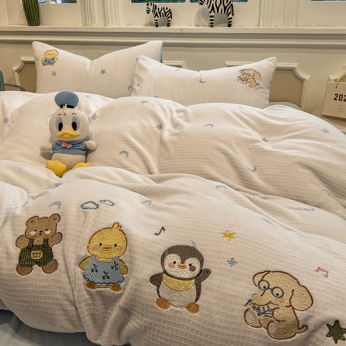 91家纺网 家纺一手货源 找家纺 凯罗 2025新款亲肤舒适牛奶绒雕花印加绣卡通绣花四件套 奇妙玩偶屋