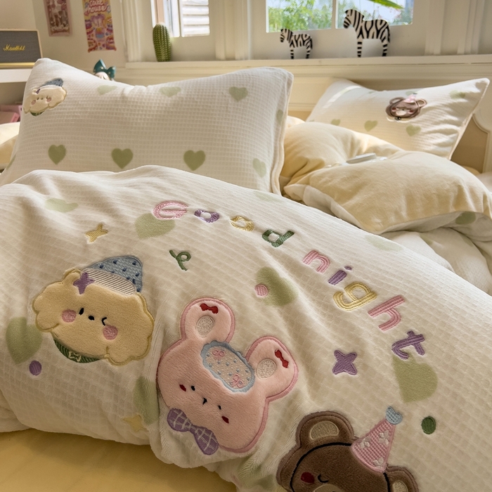 91家纺网 家纺一手货源 找家纺 凯罗 2025新款亲肤舒适牛奶绒雕花印加绣卡通绣花四件套 晚安绒绒仔