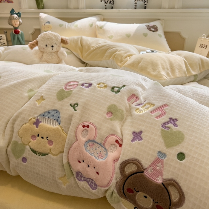 91家纺网 家纺一手货源 找家纺 凯罗 2025新款亲肤舒适牛奶绒雕花印加绣卡通绣花四件套 晚安绒绒仔