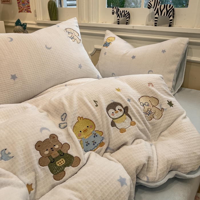 91家纺网 家纺一手货源 找家纺 凯罗 2025新款亲肤舒适牛奶绒雕花印加绣卡通绣花四件套 奇妙玩偶屋