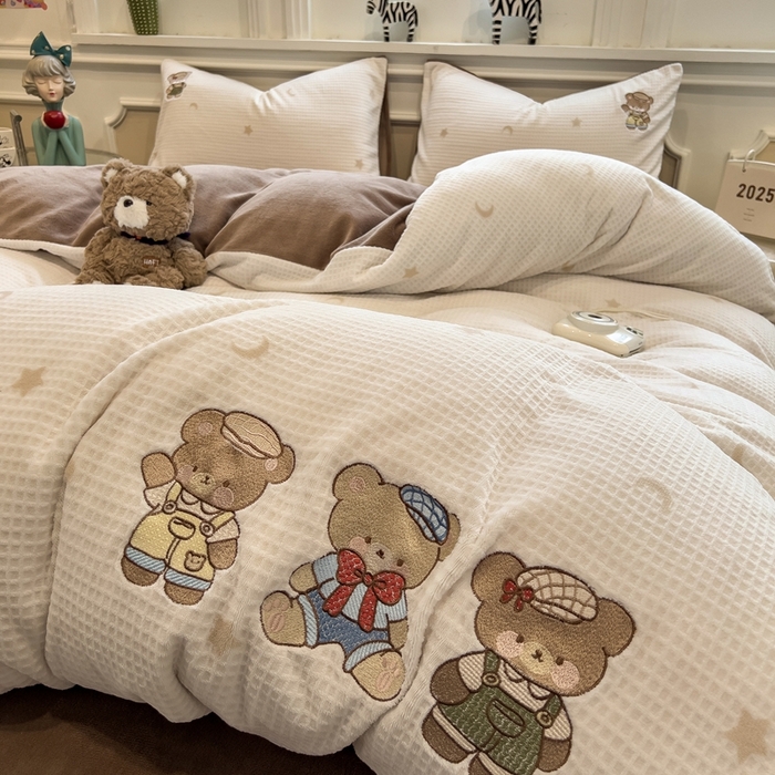 91家纺网 家纺一手货源 找家纺 凯罗 2025新款亲肤舒适牛奶绒雕花印加绣卡通绣花四件套 熊熊玩偶