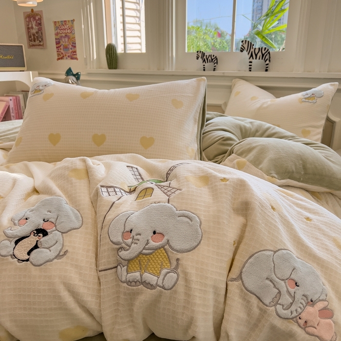 91家纺网 家纺一手货源 找家纺 凯罗 2025新款亲肤舒适牛奶绒雕花印加绣卡通绣花四件套 象象农场