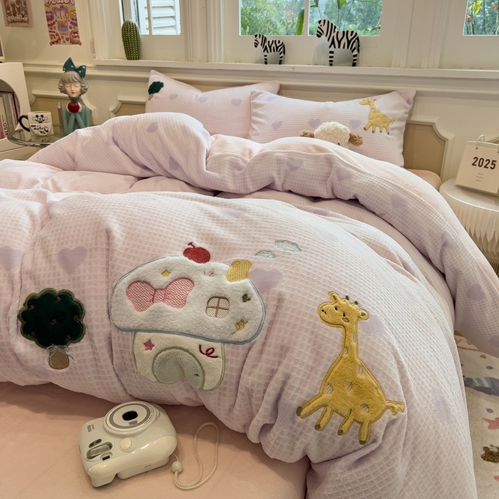 91家纺网 家纺一手货源 找家纺 凯罗 2025新款亲肤舒适牛奶绒雕花印加绣卡通绣花四件套 童话妙妙屋