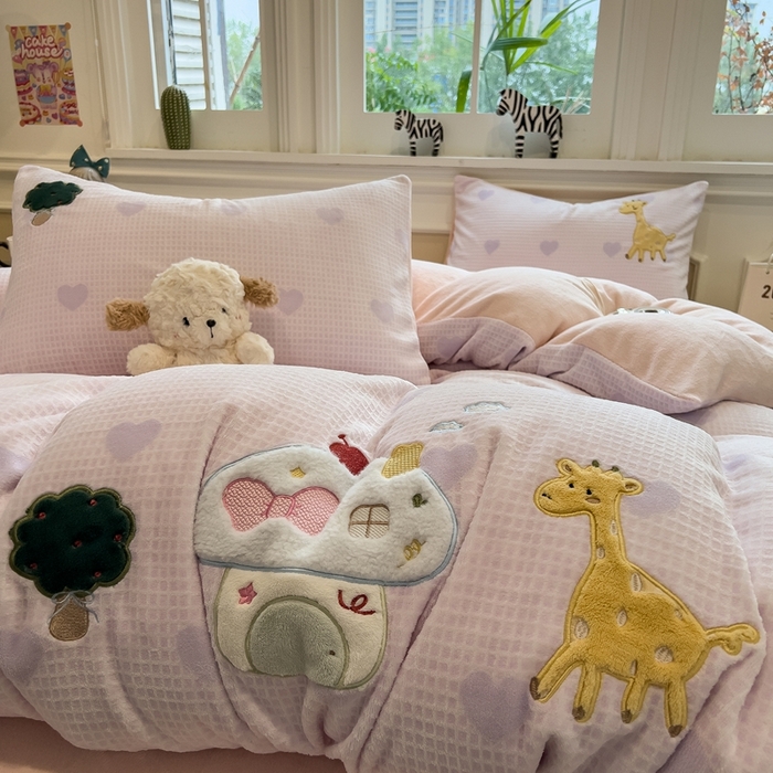 91家纺网 家纺一手货源 找家纺 凯罗 2025新款亲肤舒适牛奶绒雕花印加绣卡通绣花四件套 童话妙妙屋