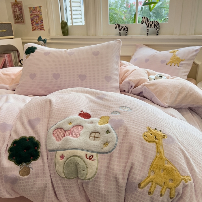 91家纺网 家纺一手货源 找家纺 凯罗 2025新款亲肤舒适牛奶绒雕花印加绣卡通绣花四件套 童话妙妙屋