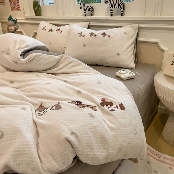 91家纺网 家纺一手货源 找家纺 凯罗 2025新款亲肤舒适牛奶绒雕花印加绣卡通绣花四件套 淘气的小狗