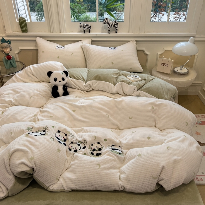 91家纺网 家纺一手货源 找家纺 凯罗 2025新款亲肤舒适牛奶绒雕花印加绣卡通绣花四件套 熊猫乐园