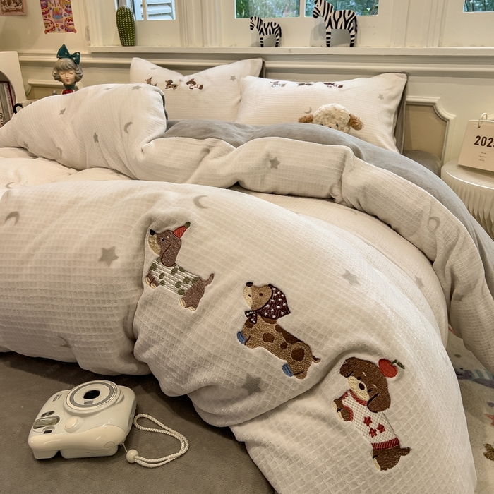 91家纺网 家纺一手货源 找家纺 凯罗 2025新款亲肤舒适牛奶绒雕花印加绣卡通绣花四件套 淘气的小狗