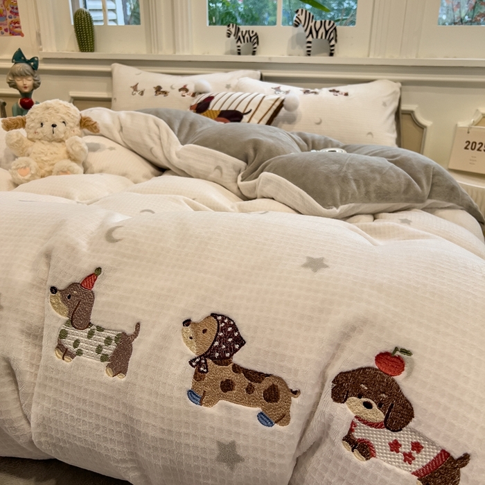 91家纺网 家纺一手货源 找家纺 凯罗 2025新款亲肤舒适牛奶绒雕花印加绣卡通绣花四件套 淘气的小狗