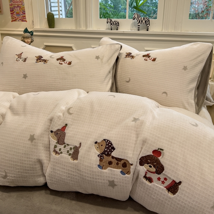 91家纺网 家纺一手货源 找家纺 凯罗 2025新款亲肤舒适牛奶绒雕花印加绣卡通绣花四件套 淘气的小狗