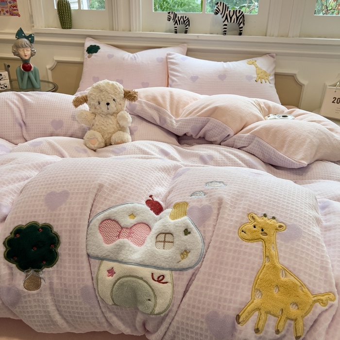 91家纺网 家纺一手货源 找家纺 凯罗 2025新款亲肤舒适牛奶绒雕花印加绣卡通绣花四件套 童话妙妙屋