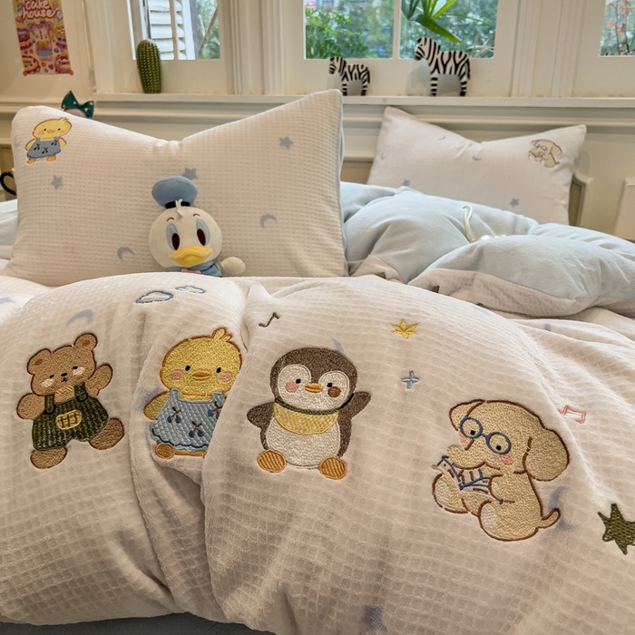 91家纺网 家纺一手货源 找家纺 凯罗 2025新款亲肤舒适牛奶绒雕花印加绣卡通绣花四件套 奇妙玩偶屋