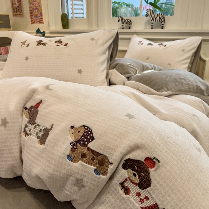 91家纺网 家纺一手货源 找家纺 凯罗 2025新款亲肤舒适牛奶绒雕花印加绣卡通绣花四件套 淘气的小狗