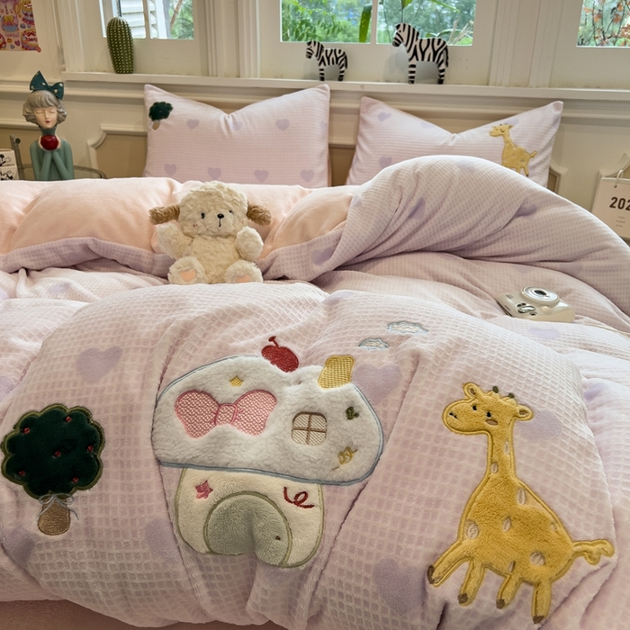 91家纺网 家纺一手货源 找家纺 凯罗 2025新款亲肤舒适牛奶绒雕花印加绣卡通绣花四件套 童话妙妙屋